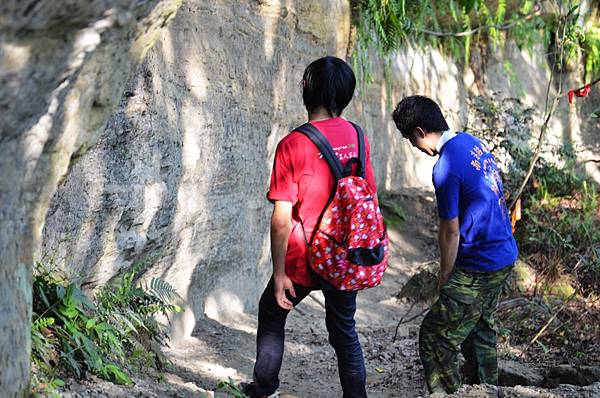 新北石碇登山步道-月扇湖大石壁