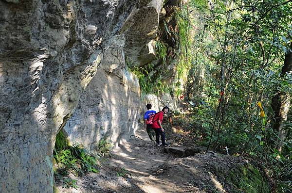 新北石碇登山步道-月扇湖大石壁