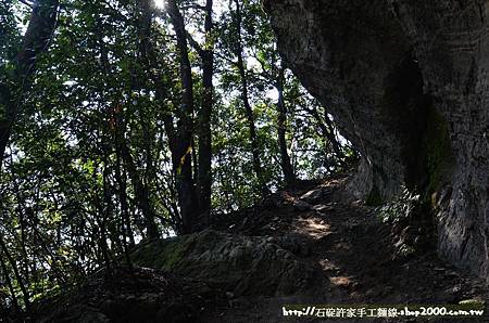 新北石碇登山步道-月扇湖大石壁