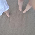 腳被埋在沙裡