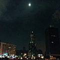 夜晚的85大樓跟迷濛的月