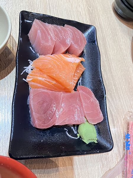 【西門】-三味食堂 超肥美巨大生魚片 握壽司 酥脆炸蝦天婦羅 【西門】-三味食堂 超肥美巨大生魚片 握壽司 酥脆炸蝦天婦羅