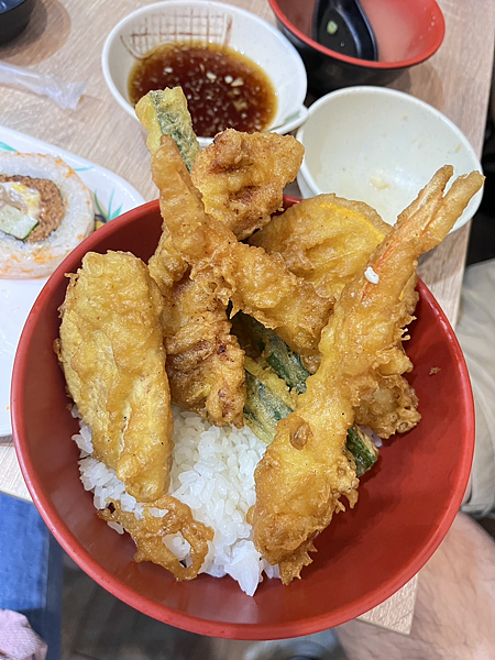 【西門】-三味食堂 超肥美巨大生魚片 握壽司 酥脆炸蝦天婦羅 【西門】-三味食堂 超肥美巨大生魚片 握壽司 酥脆炸蝦天婦羅