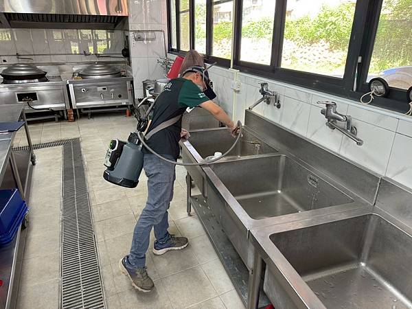 蟑螂防治_殘效噴灑