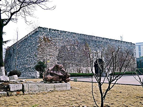 圖3 松偃舊亭，城高故國，空餘舞榭歌樓（南京漢中門遺址）