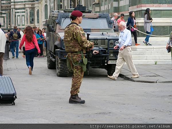 P14）預防恐攻軍警荷槍實彈戒備.jpg