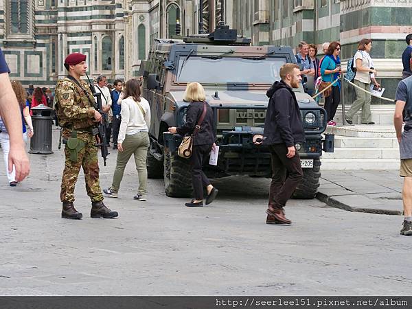 P10）大教堂前荷槍實彈的反恐部隊軍人.jpg