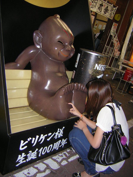 大鳥摳腳的娃娃是大阪名物之一,主要是店家用來祈求生意興隆~