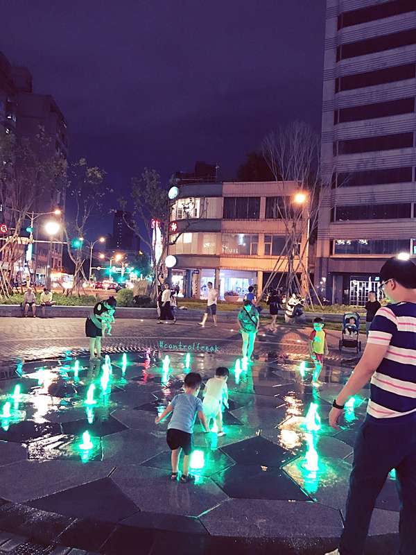 大同區景點 寧夏夜市吃完到建成圓環看古蹟和彩虹噴泉 內有噴泉時間 控制狂莎莉娜當媽了 痞客邦