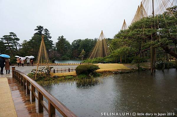 2283 DSC06330 日本三大庭園～【兼六園】raining.JPG