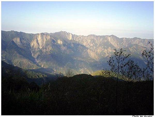 阿里山的背後