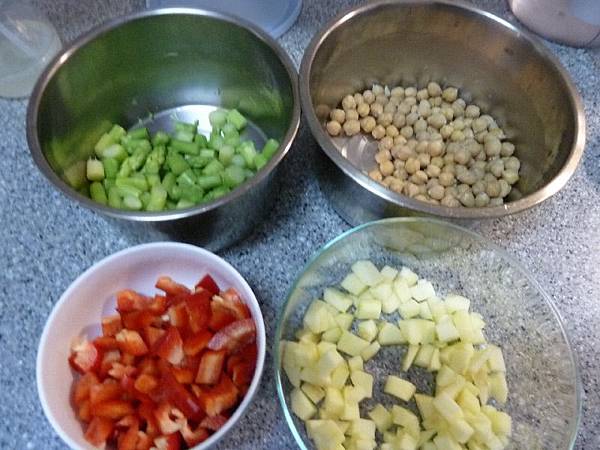 雞豆沙拉材料切丁 雞豆沙拉材料切丁