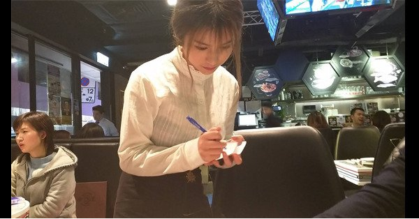 哪家餐廳店員這麼兇？吃飯捕捉到一位超正女服務員襯衫若隱若現（圖+臉書）|翔鮭魚|SEO9527168