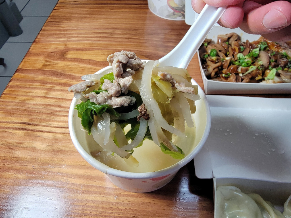 雲林美食-張家牛肉麵的榨菜肉絲湯.jpg