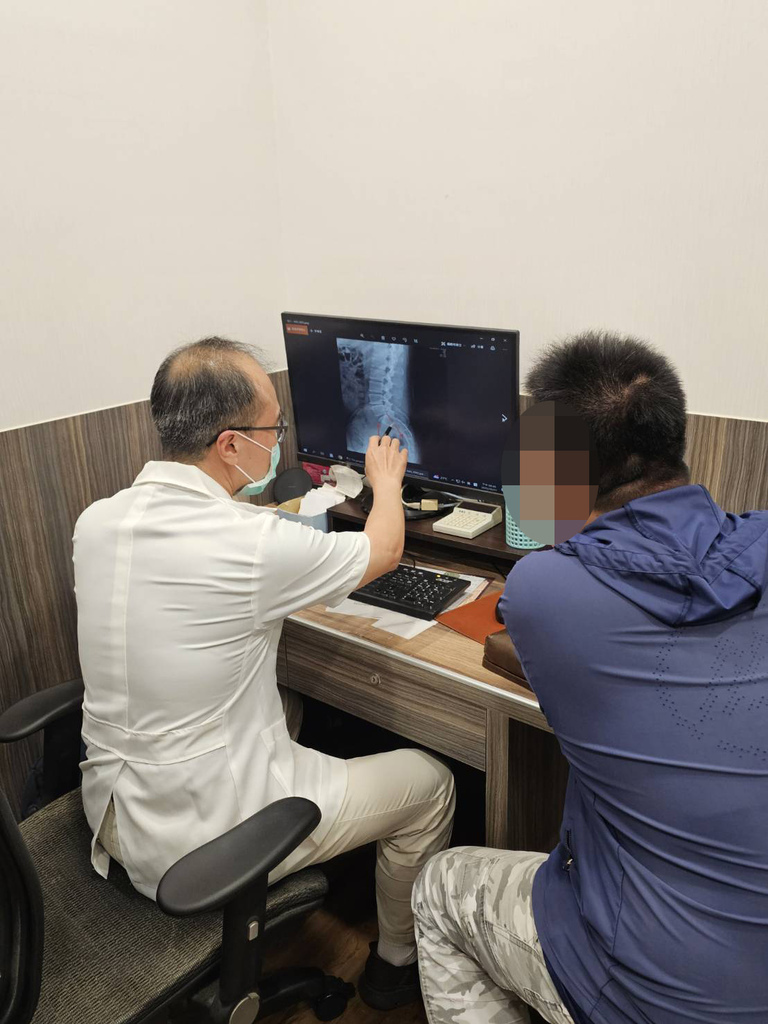 台南中醫診所推薦│醫師與患者討論腰痛狀況