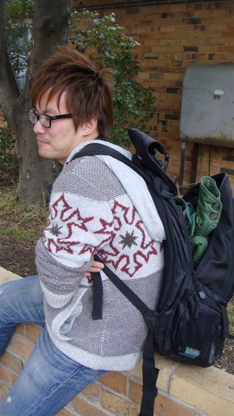 我的外套在Kimi包包裡，很有趣的畫面^^.JPG