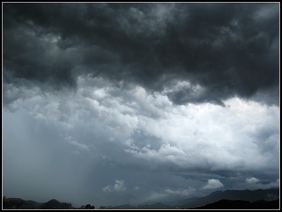 大雨前的天空