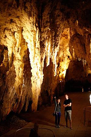 Waitomo-Glowworm-Caves-New-Zealand-Couple-Pointing-to-formations