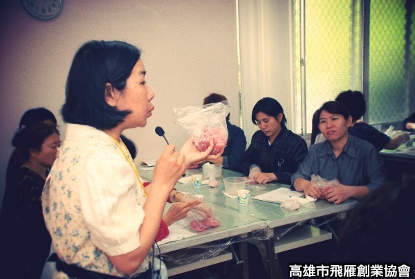 高雄市飛雁創業協會-手工香腸DIY在婦女館07.jpg