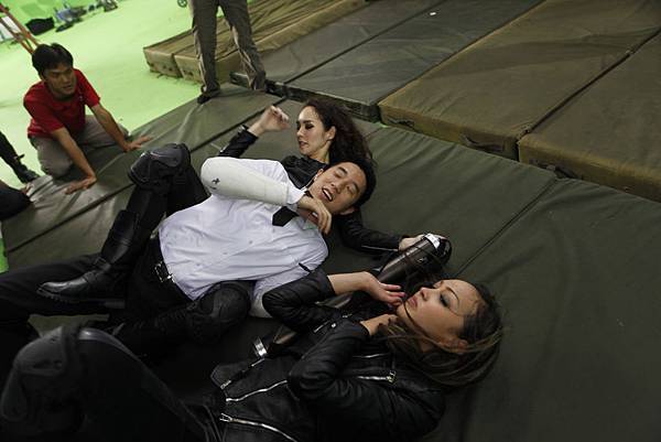 《寶島雙雄》為求動作戲安全，多次演練，左起Shoko、房祖名、Jessica C.