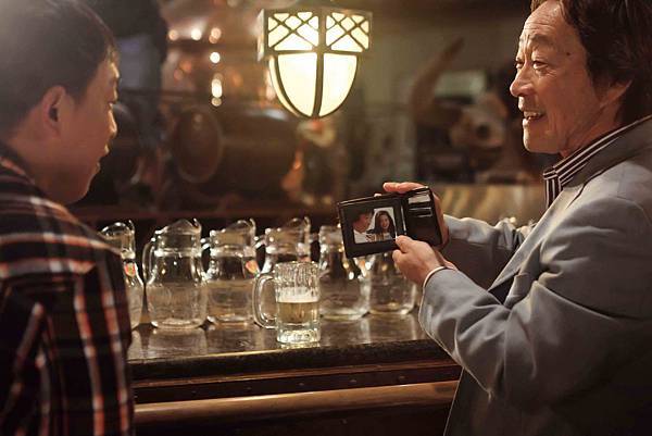 電影《101次求婚》片中，當年電視版男主角武田鐵矢再次上陣演出，與黃渤有精采對手戲-1