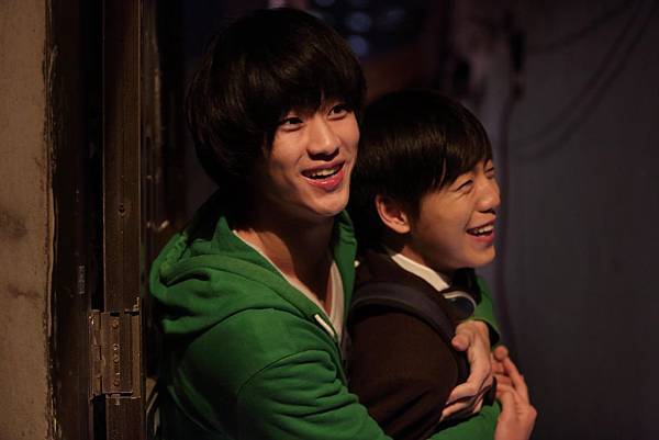 《偉大的隱藏者》工作照_一場曖昧的熊抱戲，金秀賢、李玹雨笑場不斷_2