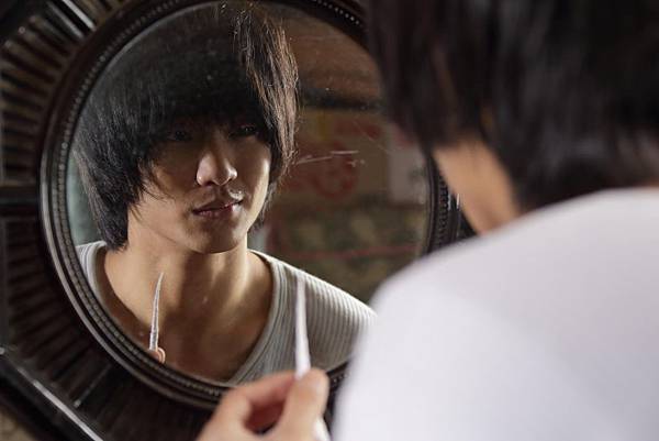 金秀賢為求逼真，以紙條刺激鼻孔，讓鼻涕流出