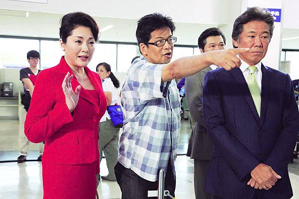 森田芳光執導《幸福特快車》時的工作模樣，中間者為森田芳光。