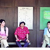 森田芳光執導《幸福特快車》時的工作模樣，左起瑛太、森田芳光、松山研一
