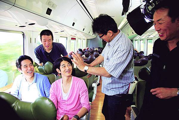 森田芳光執導《幸福特快車》時的工作模樣；右2為森田芳光。