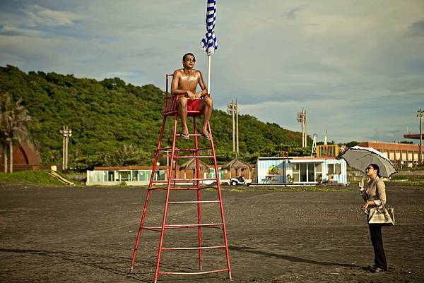 03_《戀戀海灣》劇照_吳中天與金小曼在豔陽下初相遇。