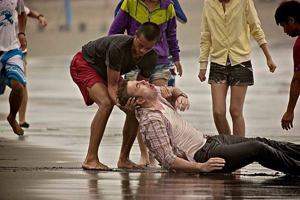 《戀戀海灣》在鬼月拍攝黃志瑋溺水戲，吳中天飾演救生員_02.jpg