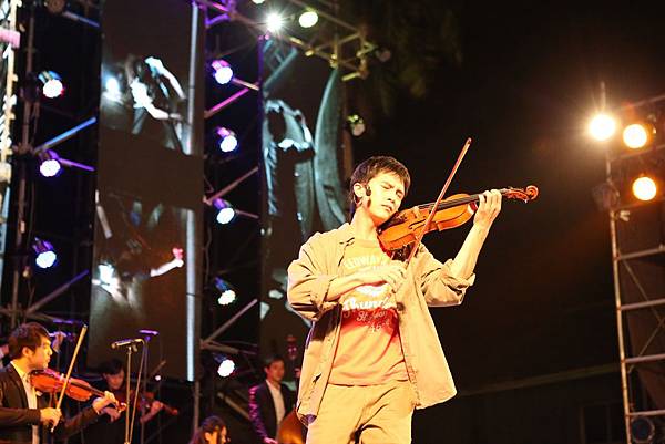 《加油!男孩》男主角邱澤飾演歸國的音樂大師