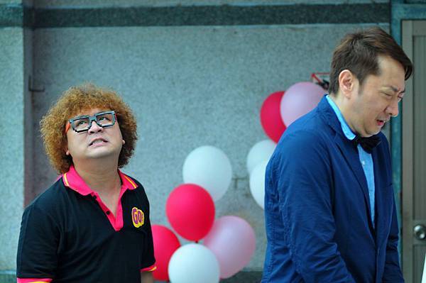 《幸福快遞》劇照_演員九孔、納豆搞笑演出