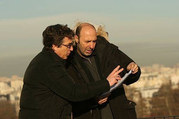 Paris-工作照01_導演席德利克拉皮許(右)