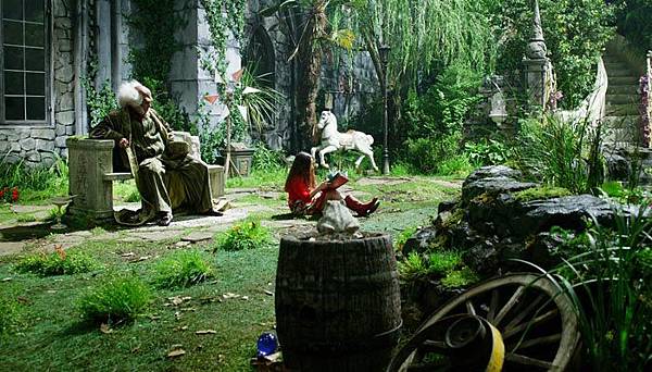 劇照09-帕可與爺爺在庭園中讀繪本