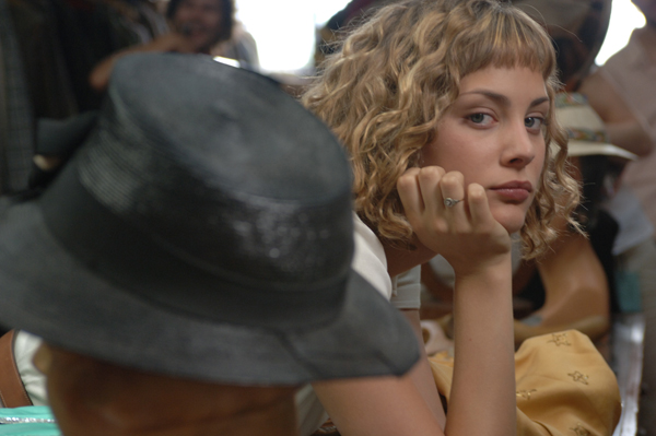 Nora Arnezeder飾演美麗的歌舞女郎杜絲