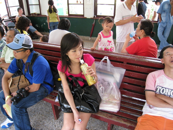 等火車時,小妹偷看我喝飲料