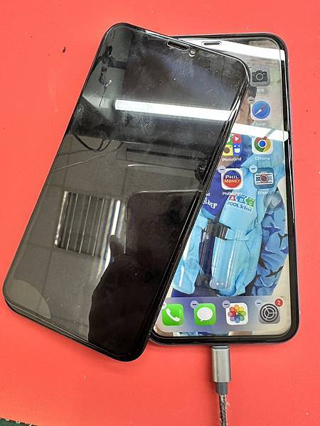 iphone 11 泡水螢幕顯示異常無法充電無法開機電池耗電.jpg