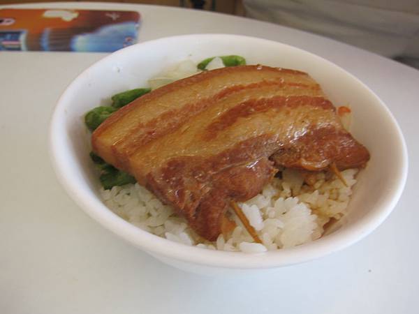 南投埔里鎮=<食>李仔哥爌肉飯~覺得香菇肉羹+排骨飯比較優= 南投埔里鎮=<食>李仔哥爌肉飯~覺得香菇肉羹+排骨飯比較優=