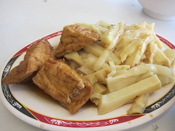 南投埔里鎮=<食>李仔哥爌肉飯~覺得香菇肉羹+排骨飯比較優= 南投埔里鎮=<食>李仔哥爌肉飯~覺得香菇肉羹+排骨飯比較優=