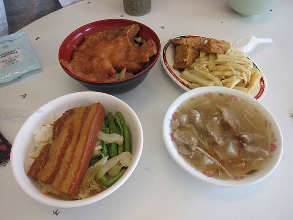 南投埔里鎮=<食>李仔哥爌肉飯~覺得香菇肉羹+排骨飯比較優= 南投埔里鎮=<食>李仔哥爌肉飯~覺得香菇肉羹+排骨飯比較優=