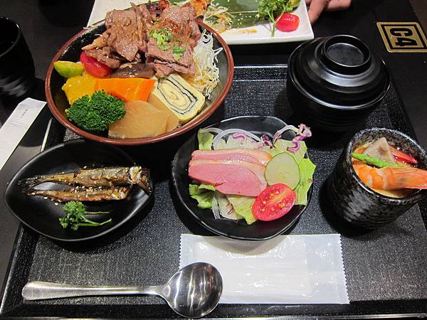 高雄苓雅區=<食>八坂丼屋~大遠百美食街的完美新選擇=-八坂丼屋 高雄苓雅區=<食>八坂丼屋~大遠百美食街的完美新選擇=-八坂丼屋