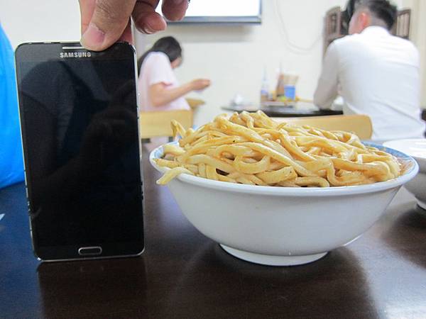 嘉義市=<食>老張麵店~一種吃飽喝足順便請老闆打包帶走的誇張大碗麵= 嘉義市=<食>老張麵店~一種吃飽喝足順便請老闆打包帶走的誇張大碗麵=