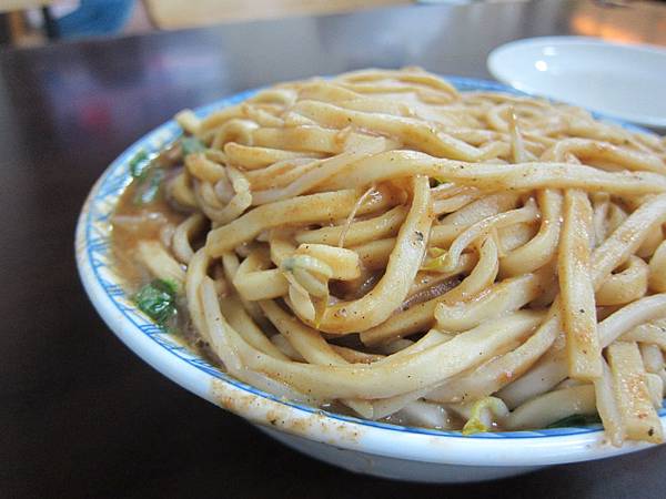 嘉義市=<食>老張麵店~一種吃飽喝足順便請老闆打包帶走的誇張大碗麵=