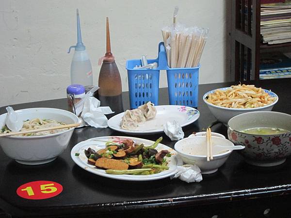 嘉義市=<食>老張麵店~一種吃飽喝足順便請老闆打包帶走的誇張大碗麵= 嘉義市=<食>老張麵店~一種吃飽喝足順便請老闆打包帶走的誇張大碗麵=