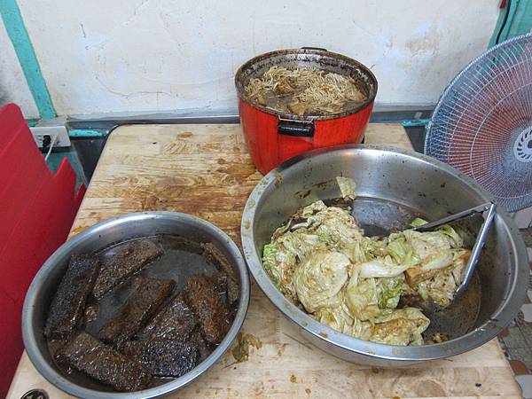 嘉義市=<食>老張麵店~一種吃飽喝足順便請老闆打包帶走的誇張大碗麵=