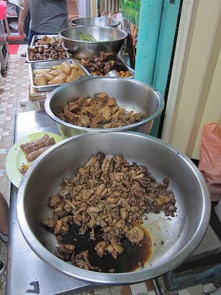 嘉義市=<食>老張麵店~一種吃飽喝足順便請老闆打包帶走的誇張大碗麵=