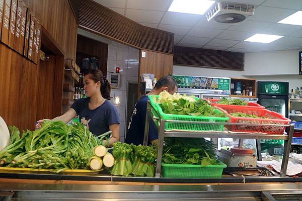 高雄苓雅區=<食>七美望安海產店~沒有去到海邊,坐在海邊路吃海產也是很有感覺的= 高雄苓雅區=<食>七美望安海產店~沒有去到海邊,坐在海邊路吃海產也是很有感覺的=