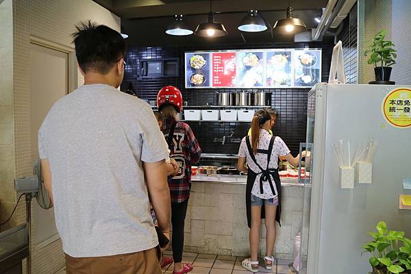 花蓮市=<食>滷大夫新城爌肉飯~蛋液+泡菜+滷汁=超級對味的啦= 花蓮市=<食>滷大夫新城爌肉飯~蛋液+泡菜+滷汁=超級對味的啦=